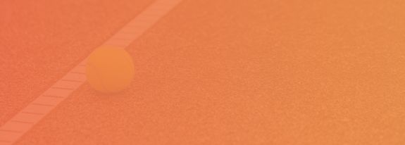 Tennisball liegt auf dem Tennisplatz