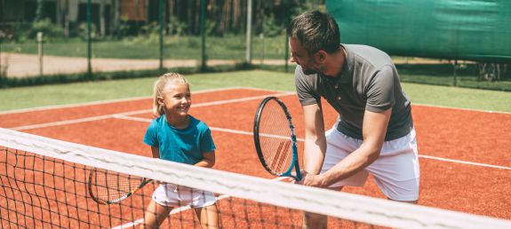 Tennistrainer mit Schülerin