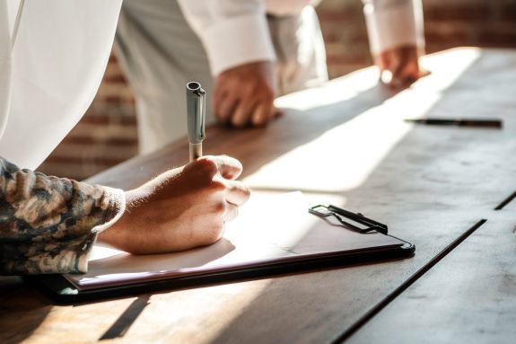 Frau füllt ein Formular aus