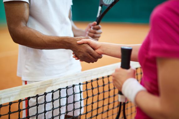 Tennisspieler geben sich die Hand